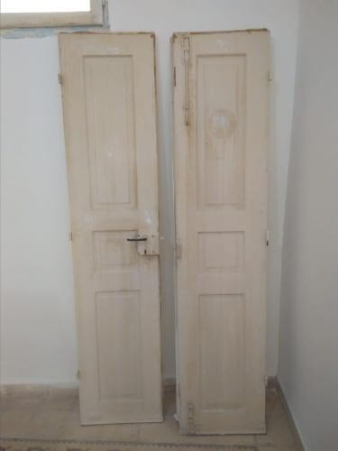 צביעת דלת עץ לפני